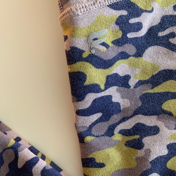 Mid-Rise Camo Printed Heathered Legging - Picture 3 of 6